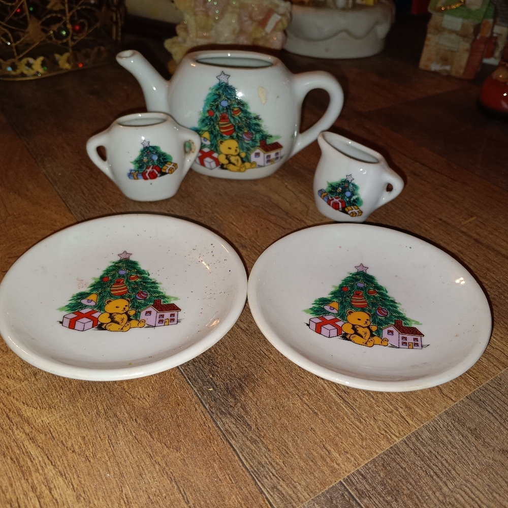 Min Christmas tea cup set.